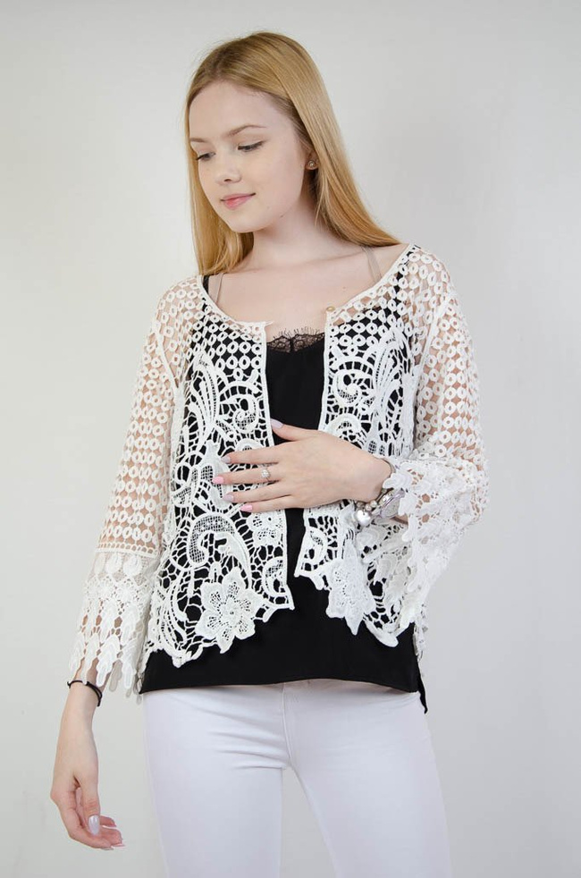 Biała ażurowa narzutka zapinana na guzik