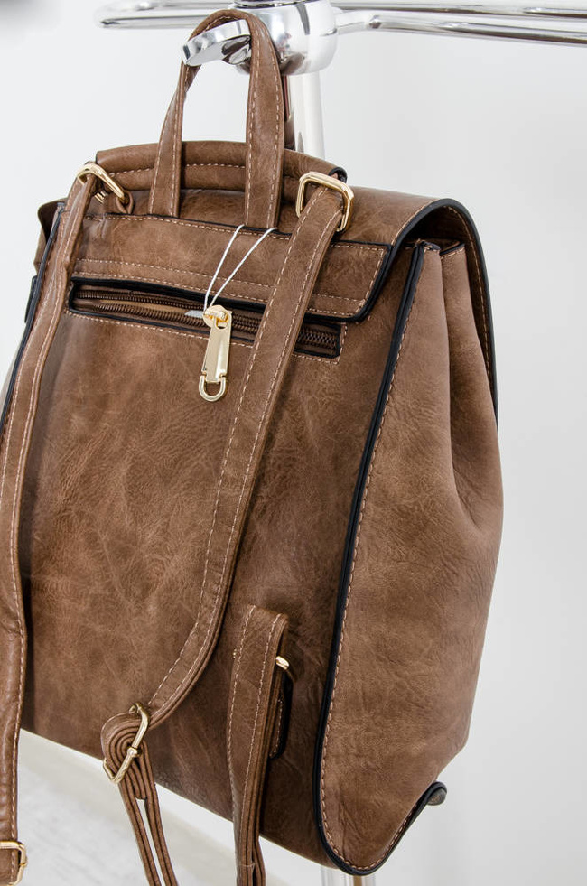 BRĄZOWY PLECAK Z IMITACJI SKÓRY Z OZDOBNYM ZAPIĘCIEM