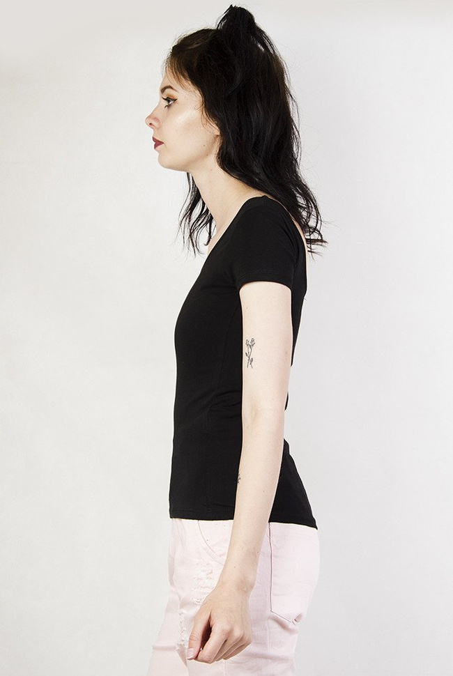 Czarna bluzka z dekoltem w łódkę oraz wycięciem na plecach