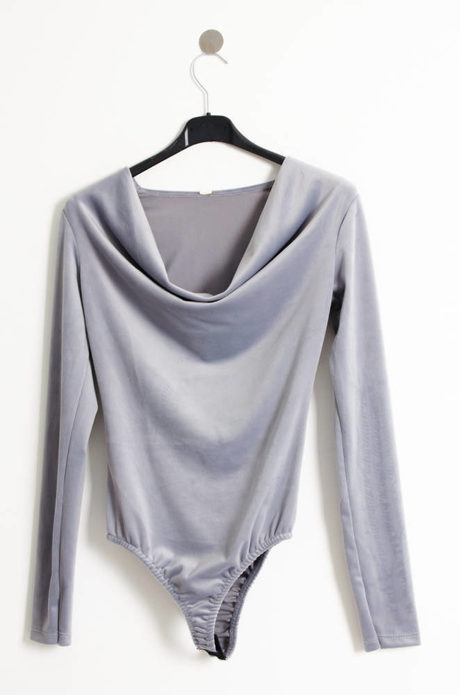 SZARE WELUROWE BODY Z LEJĄCYM DOKOLTEM