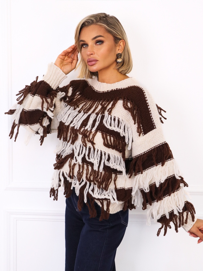 SWETER BEŻOWY W PASKI KOLORU CZEKOLADOWEGO Z FRĘDZLAMI