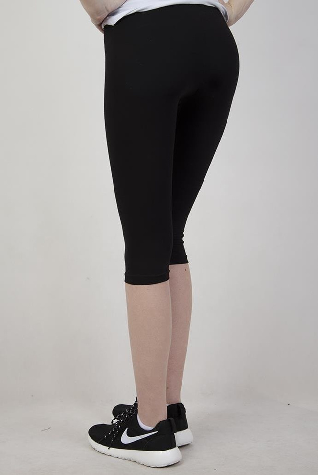 Czarne, krótkie legginsy.