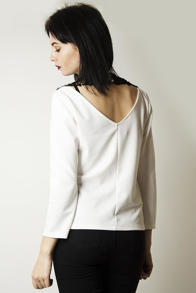 Biała bluzka z czarnym ażurowym zdobieniem