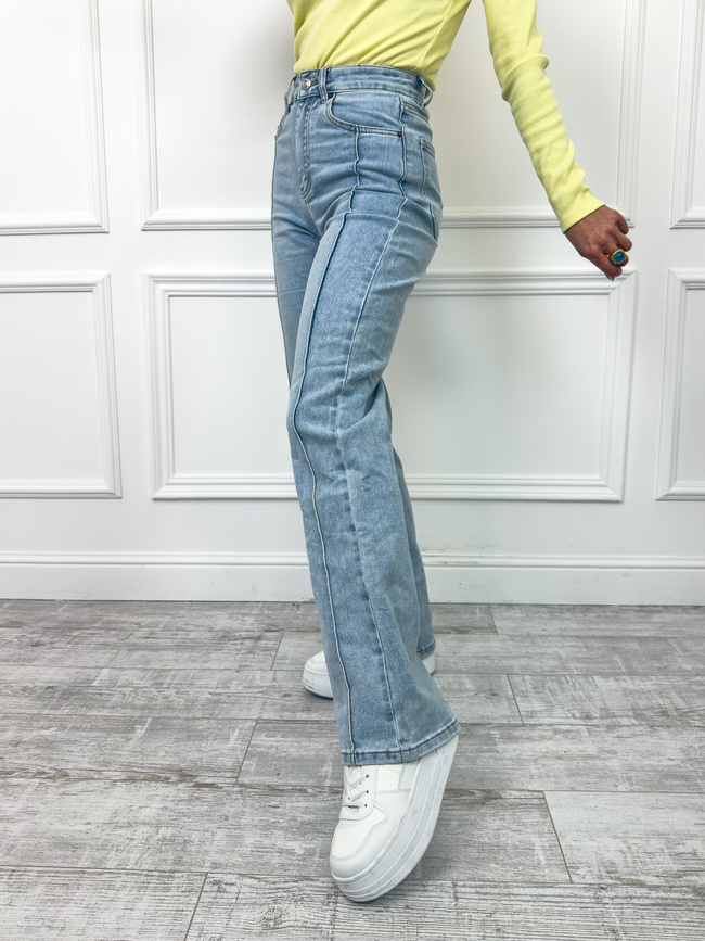 SPODNIE JEANSOWE Z PRZESZYCIAMI NA NOGAWKACH- JASNONIEBIESKIE