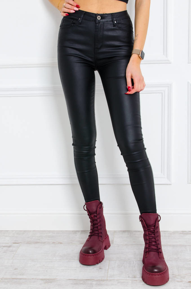 Czarne spodnie woskowane z wysokim stanem- imitacja skóry
