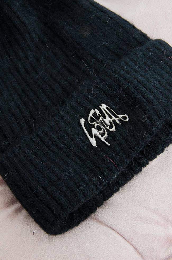 CZARNA OCIEPLANA CZAPKA Z PRZYPINKĄ