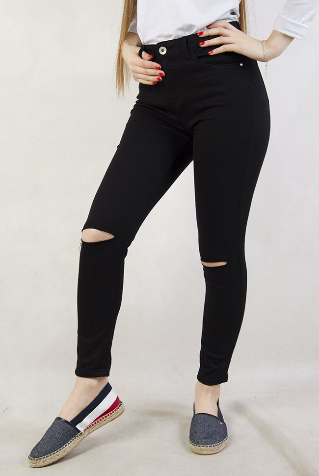 Czarne spodnie jeansowe z rozcięciami na kolanach