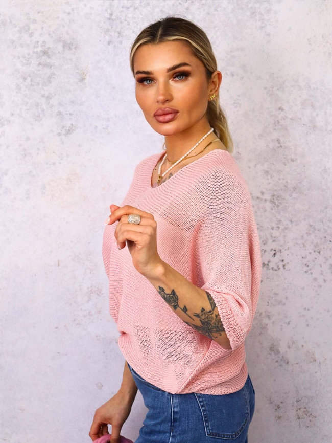 SWETER O KROJU NIETOPERZA Z OZDOBNYMI GUZIKAMI- RÓŻOWY