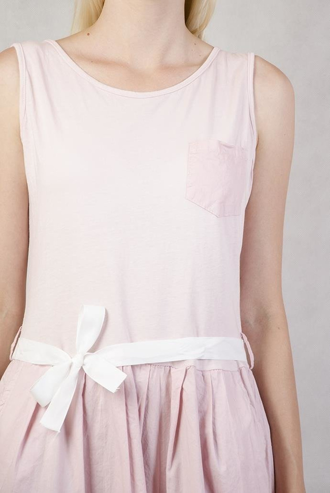 Różowa sukienka wiązana w pasie z przedłużanym tyłem