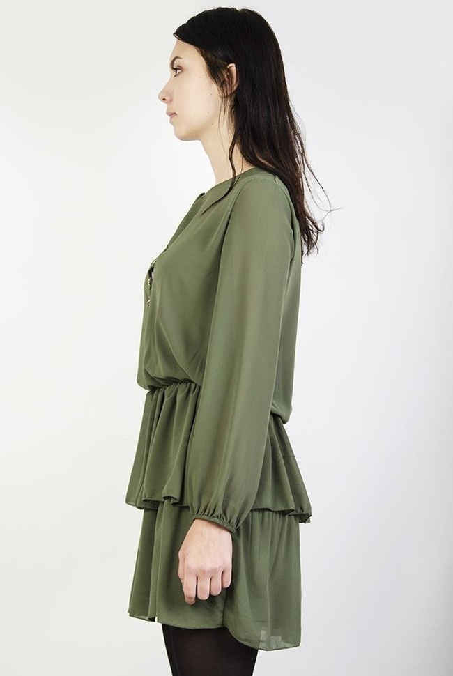 Zielona szyfonowa sukienka z wiązaniem i falbanami