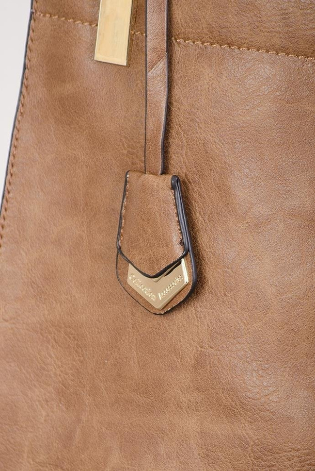 Duża, jasnobrązowa torebka z zawieszką