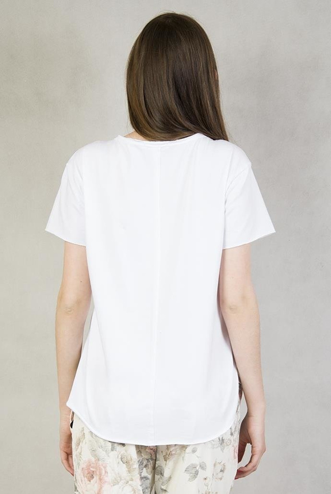 Bluzka biała z nadrukiem z buteleczką perfum z uroczą kokardą