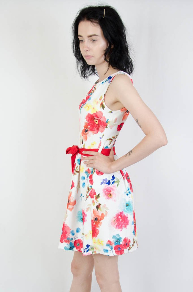 BIAŁA SUKIENKA W KOLOROWE KWIATY Z PASKIEM W TALII