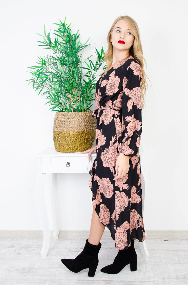 CZARNA ASYMETRYCZNA SUKIENKA W KWIATY Z KOPERTOWYM DEKOLTEM