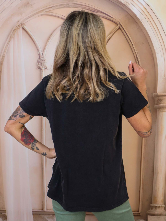 CZARNY DEKATYZOWANY T-SHIRT Z PRINTEM