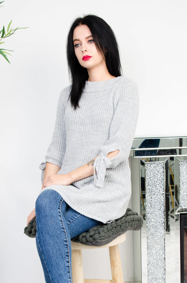 DŁUGI SZARY SWETER-SUKIENKA Z WIĄZANIEM NA RĘKAWACH