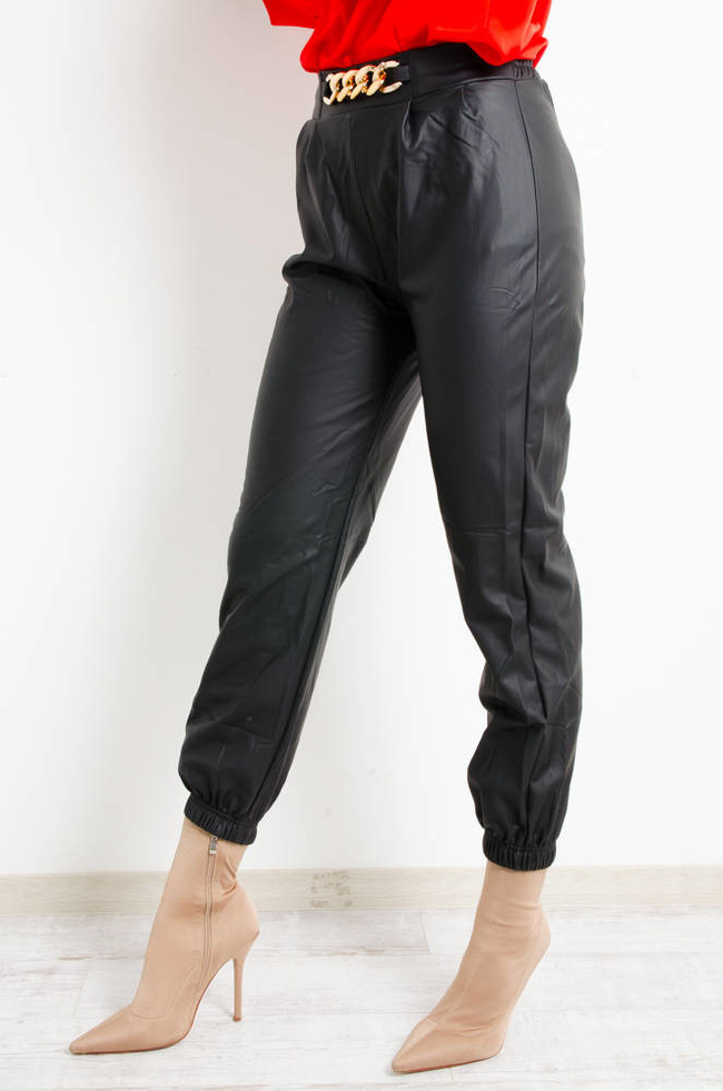 SPODNIE JOGGERY Z IMITACJI SKÓRY Z OZDOBNYM ŁANCUCHEM