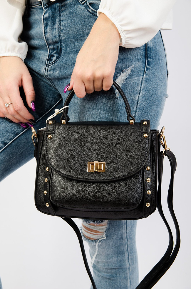 Czarna torebka typu kuferek ze złotymi dżetami