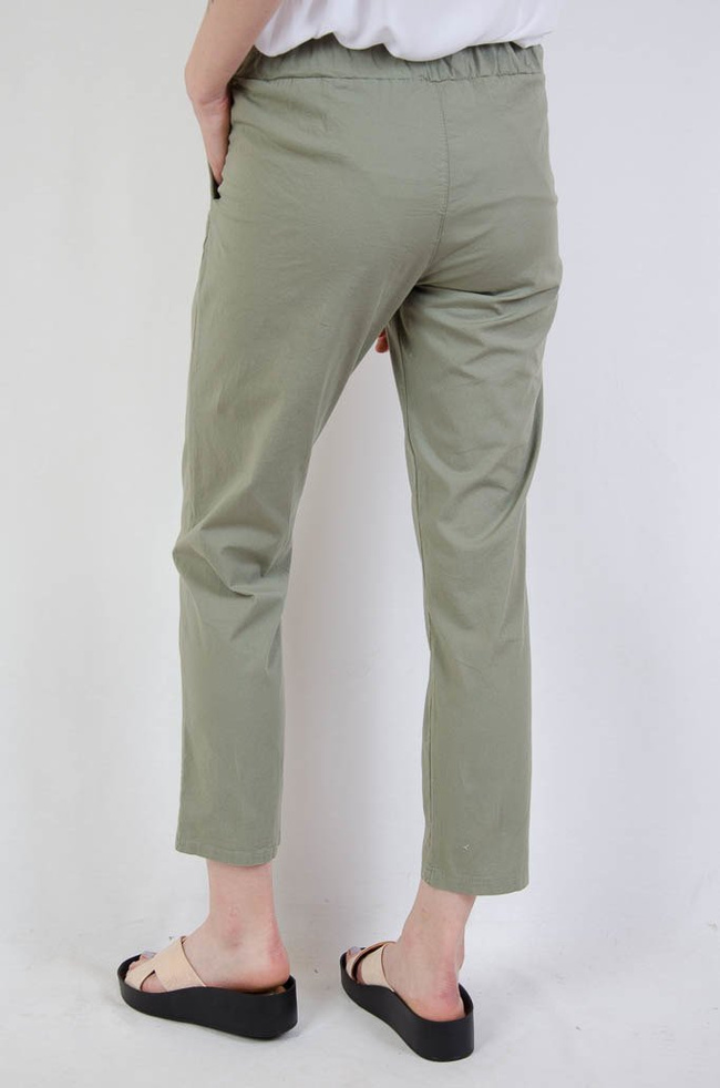 Zielone materiałowe spodnie z wiązaniem w pasie