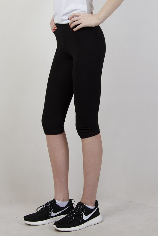 Czarne, krótkie legginsy.