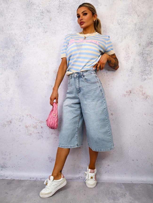 SWETER W PASKI Z KRÓTKIM RĘKAWEM I OZDOBNYM NAPISEM- NIEBIESKI