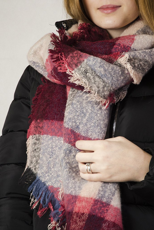 Bordowy szal w kratę