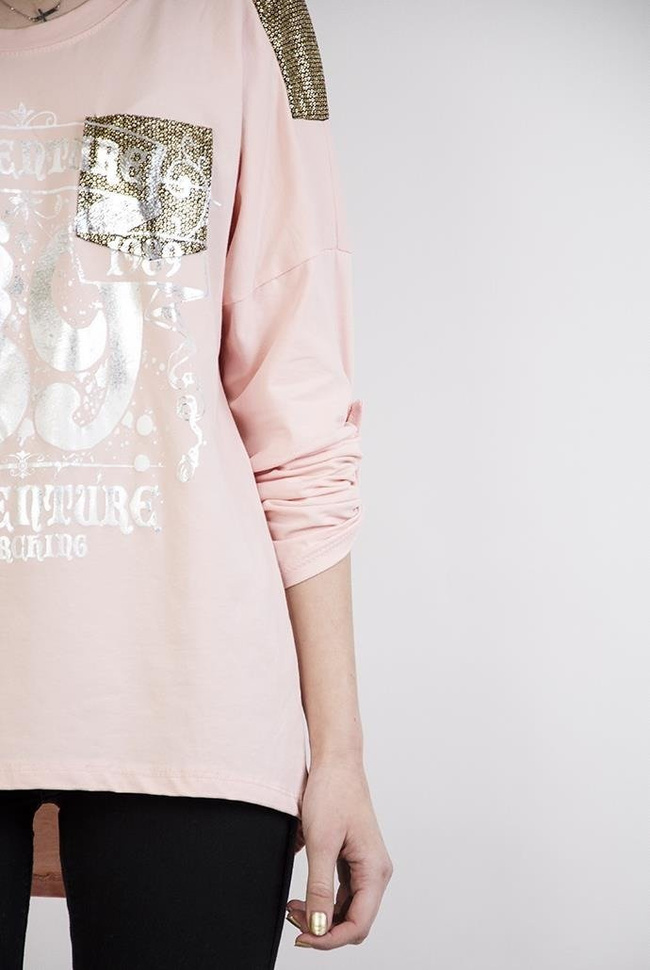 Jasnoróżowa bluzka z nadrukiem i złotymi elementami