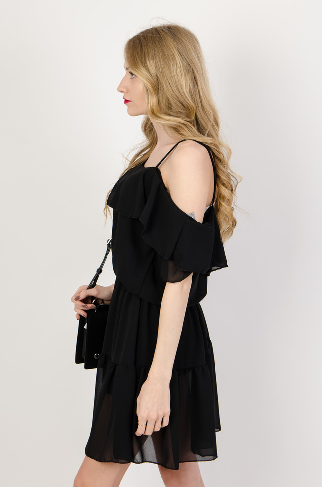 Czarna zwiewna sukienka z odkrytymi ramionami