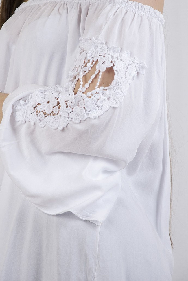 Biała, prosta hiszpanka z ażurową wstawką