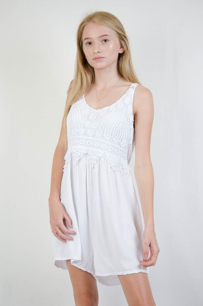 Biały kombinezon z ażurową górą oraz odkrytymi plecami