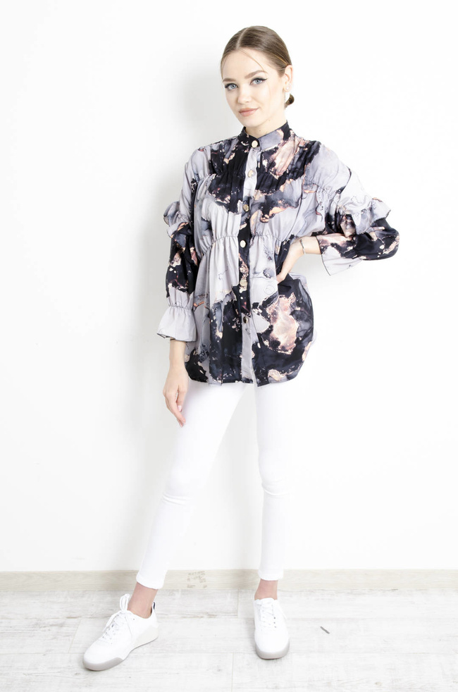 KOSZULA MARMURKOWA Z FALBANAMI NA RĘKAWACH - CZARNA