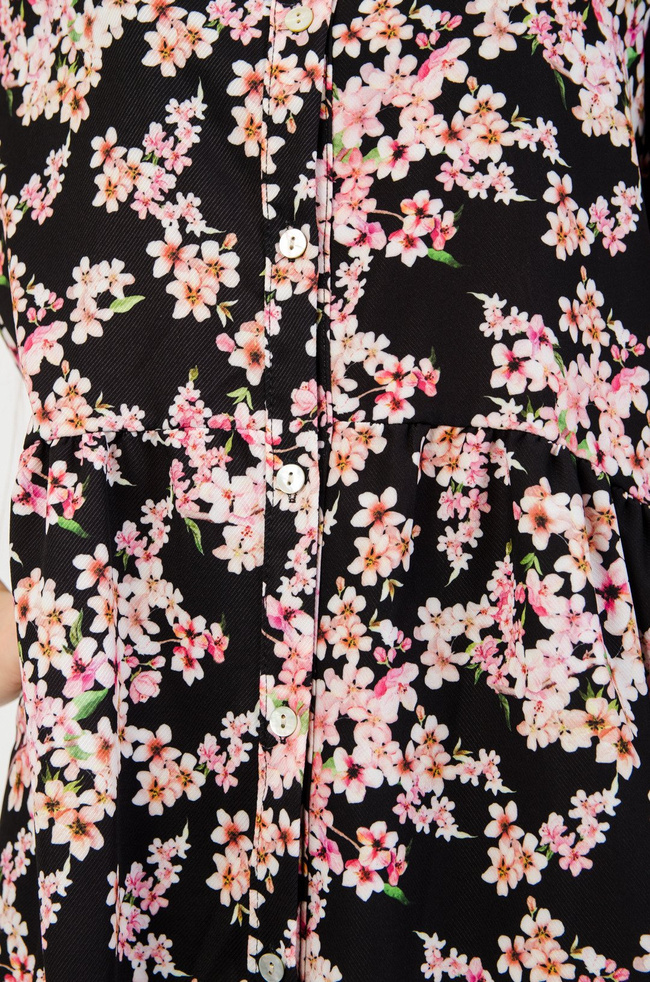 Czarna sukienka w drobne różowe  kwiaty, zapinana na guziki