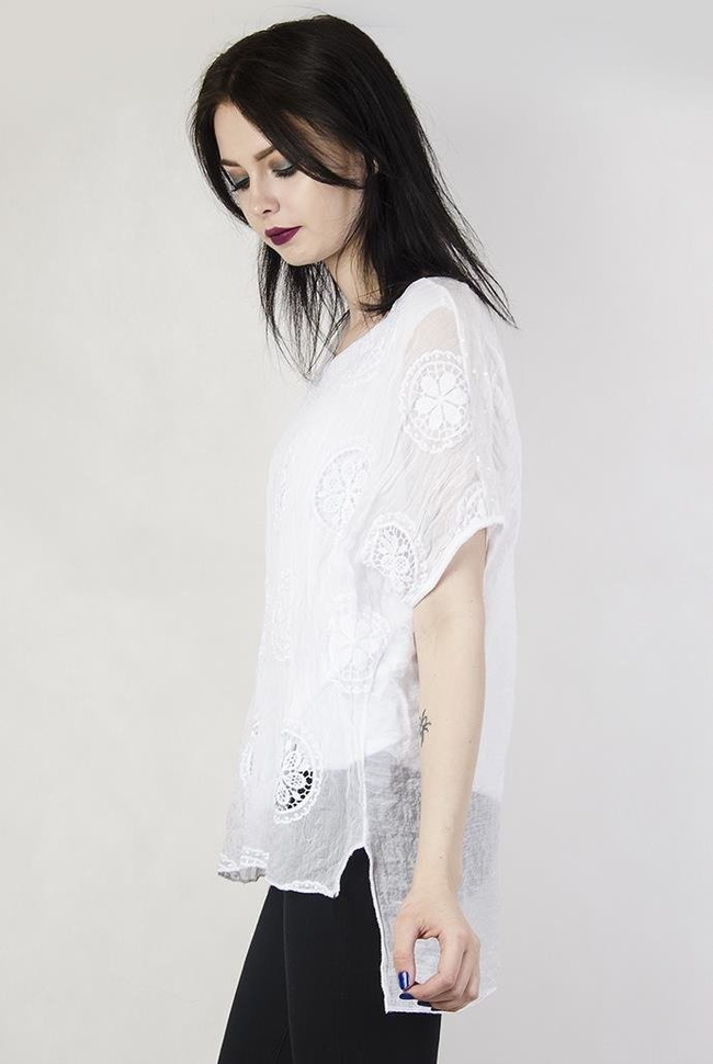 Biała bluzka z haftowanymi kółeczkami