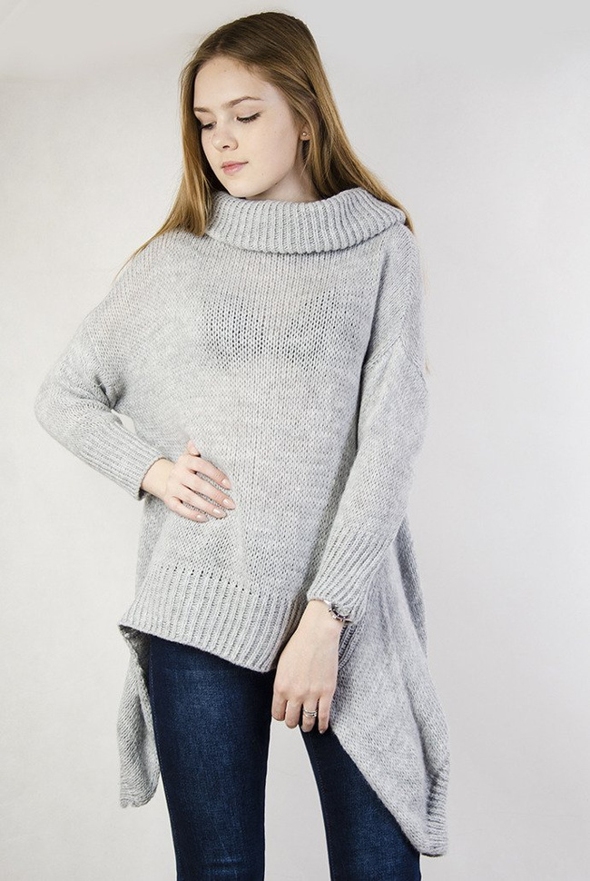 Szary sweter z luźnym golfem oraz przedłużanymi bokami