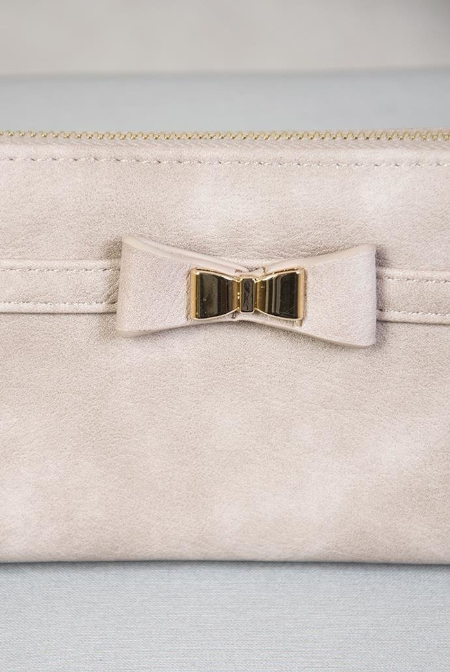 Beżowy portfel ze złotym zamkiem, breloczkiem oraz kokardką