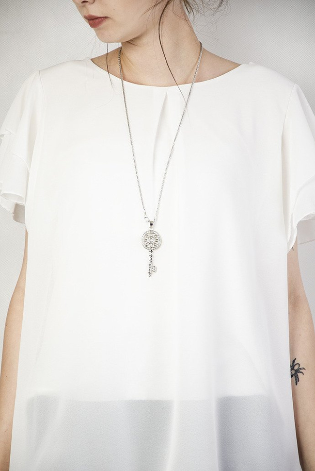 Biała bluzka z falbanami i wisiorkiem