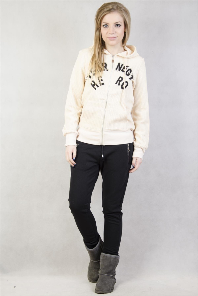 Beżowa bluza z napisem "Tbornegt hero"