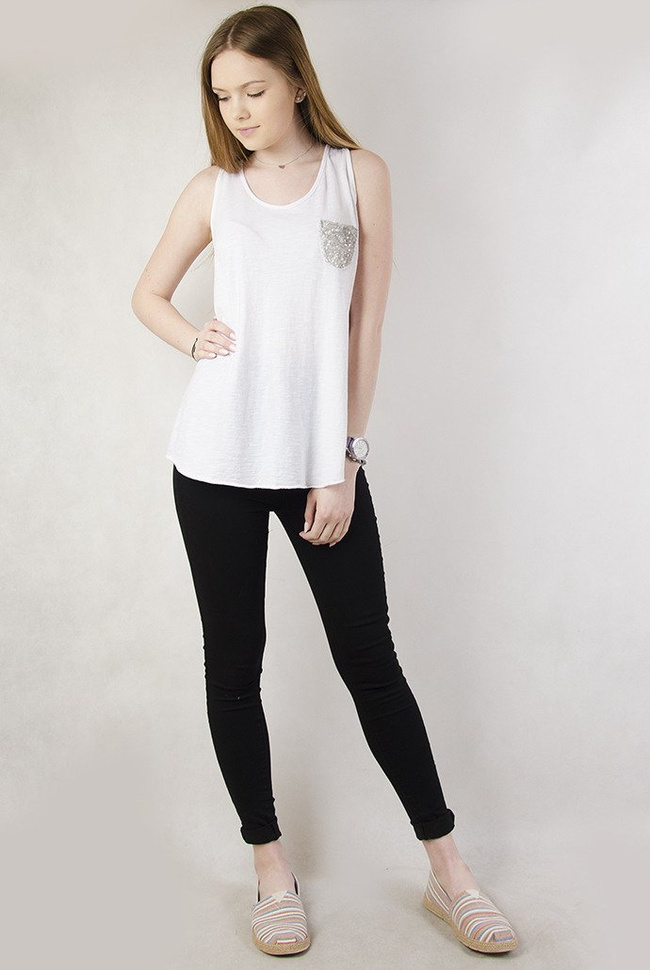 Biała bluzka na ramiączka ozdobiona cekinami
