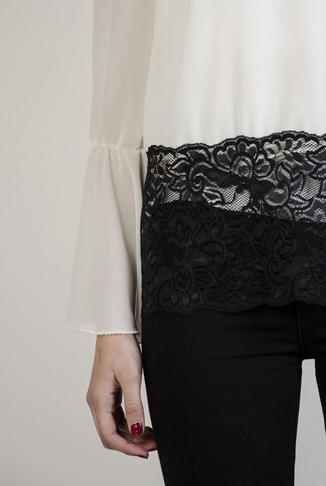 Biała bluzka koszulowa z kołnierzykiem i koronkowym dołem