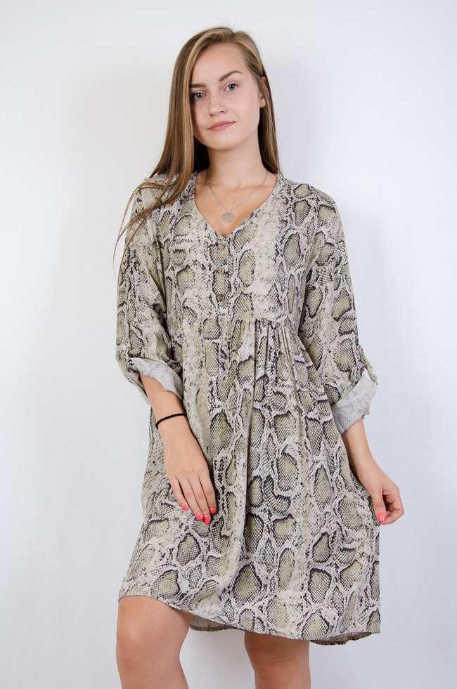 Zielona sukienka w serek wiązana w pasie