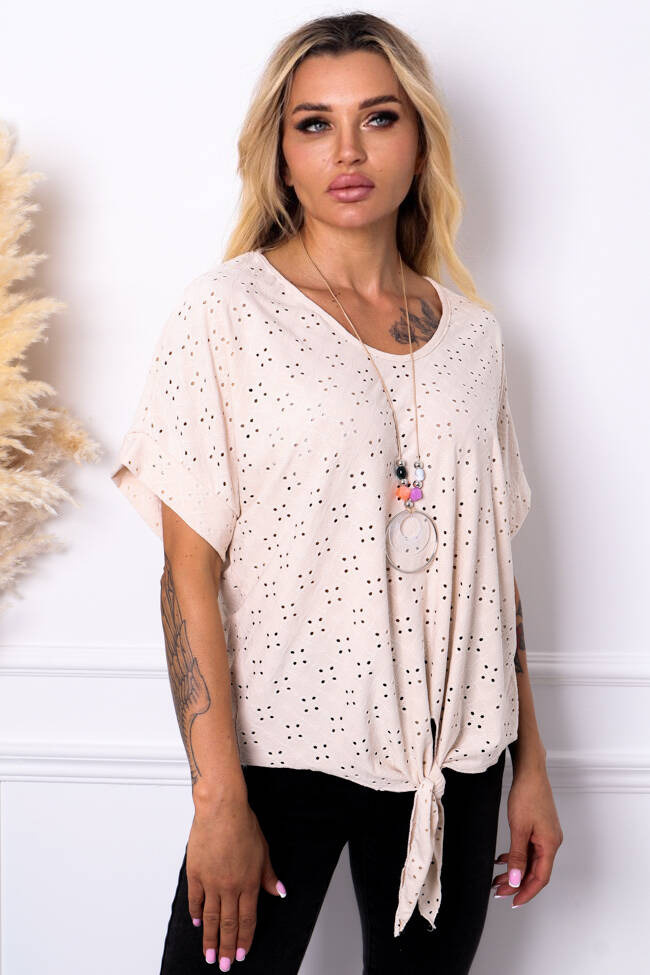 BLUZKA AŻUROWA Z WIĄZANYM DOŁEM I WISIORKIEM- BEŻOWA