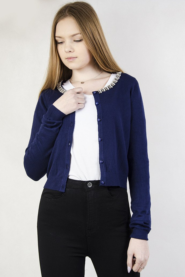 Granatowy krótki sweter zapinany na guziki z koralikami przy kołnierzu