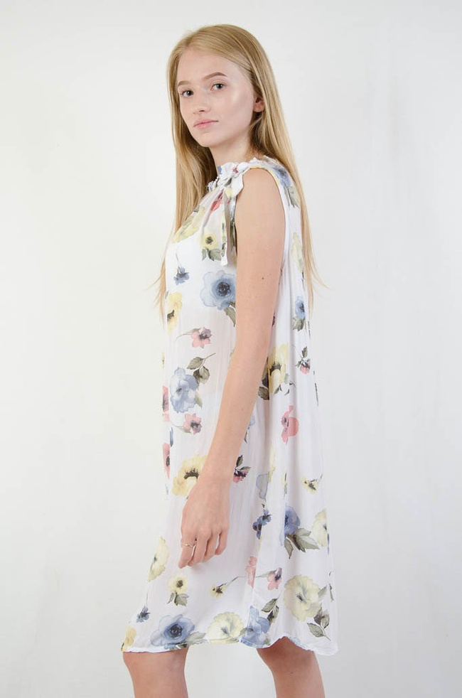 Biała sukienka w kwiaty z wiązaniem