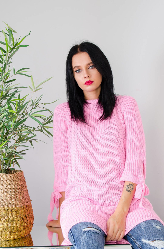 DŁUGI RÓŻOWY SWETER-SUKIENKA Z WIĄZANIEM NA RĘKAWACH