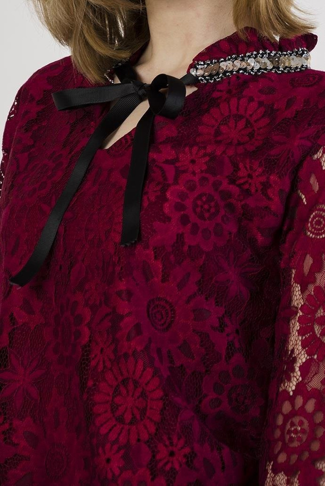 Bordowa bluzka koronkowa, z efektownym kołnierzykiem