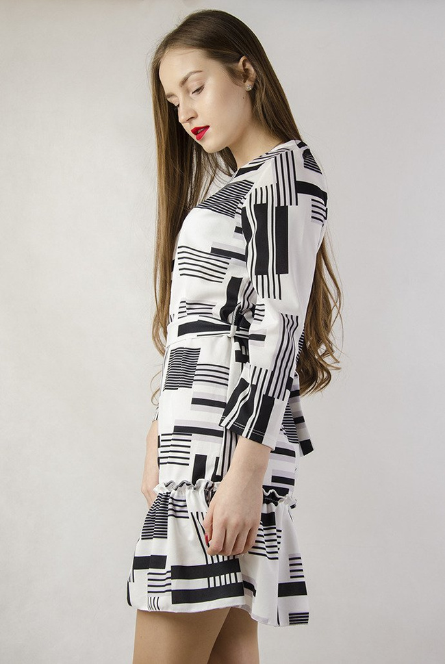 Biała sukienka w paski