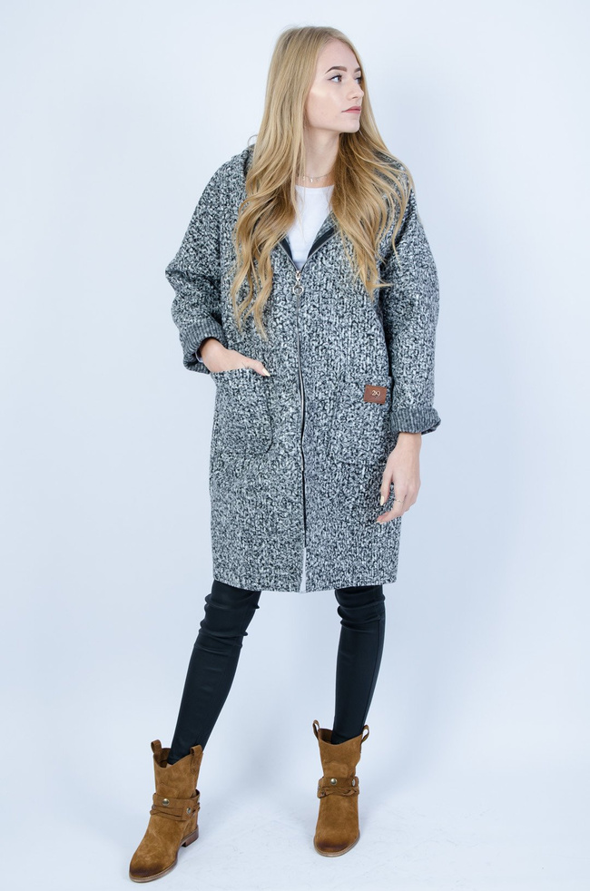 Szary jesienny płaszcz z kapturem oraz naszywką na kieszeni