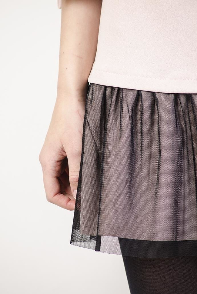 Jasnoróżowa sukienka z falbanką i kołnierzykiem