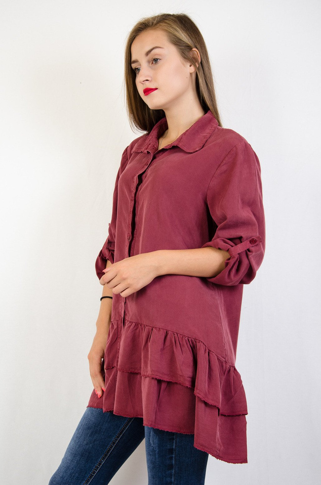 Bordowa koszula z podwijanymi rękawami oraz falbanką na dole