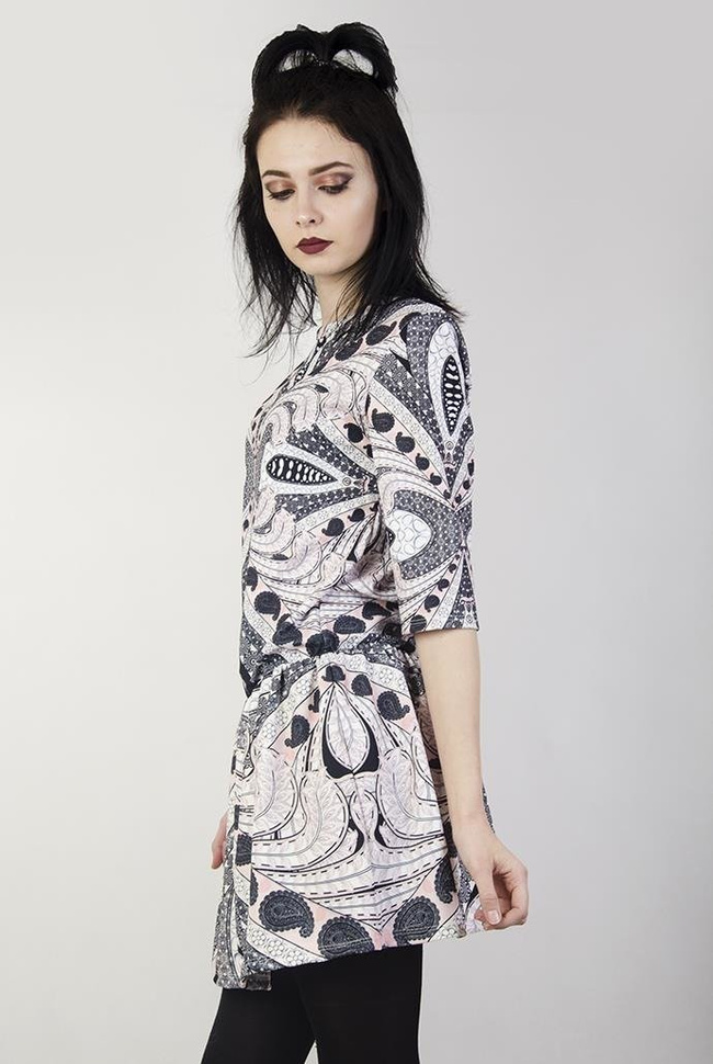 Sukienka we wzory, z gumką w pasie